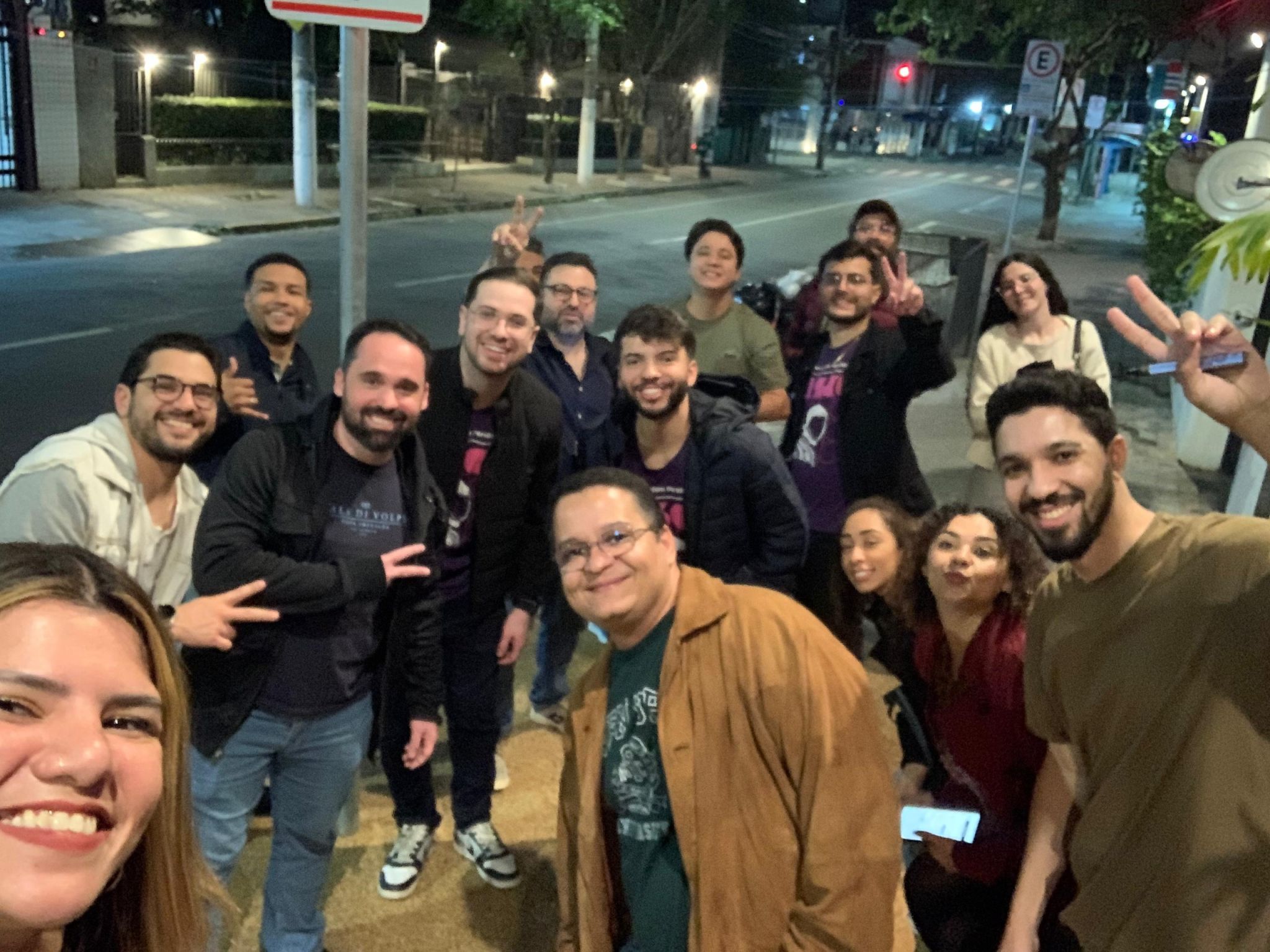 Selfie do time da Disco na rua, à noite