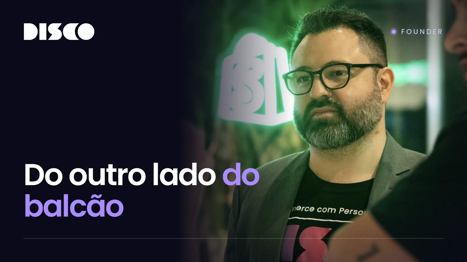Bruno Berezaga, da Disco, com o logo da Shopify iluminado ao fundo